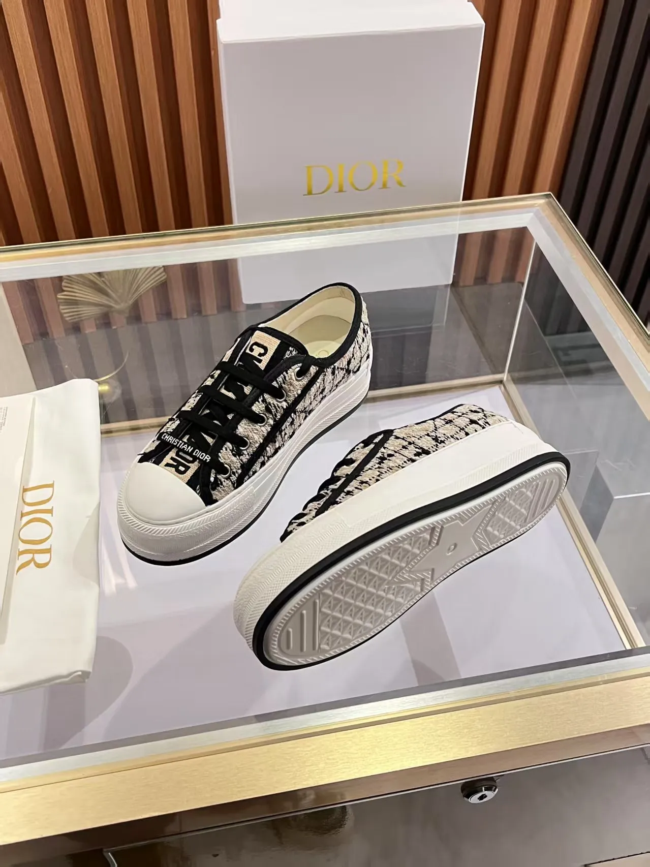 👟👟Ex-factory price 520👟👟 Walk‘n’Dior embroidered mid-top casual shoes are new in 2025. On the fashion stage, Dior embroidered shoes are the well-deserved protagonist. Delicate stitching is used on the upper, every stitch is devoted to the craftsman's efforts, and every thread is woven with artistic poetry. From complex floral patterns to smart geometric textures, embroidery is like the magic that gives shoes life, allowing them to show dynamic beauty even in static conditions.   Wearing Dior embroidered shoes feels like stepping into a dream world full of art. It is not only a pair of shoes, but also a walking piece of art that perfectly integrates fashion and culture. Whether you are strolling on the bustling city streets or attending important social occasions, Dior embroidered shoes can add unique charm to your style and become the focus of everyone's attention.   Choosing Dior embroidered shoes means choosing a persistent pursuit of quality and a unique understanding of fashion. Let it accompany you through every wonderful moment and leave your own fashion mark.  Material: Sheepskin lining, feet, silk cowhide, size 35-41, heel height 5cm